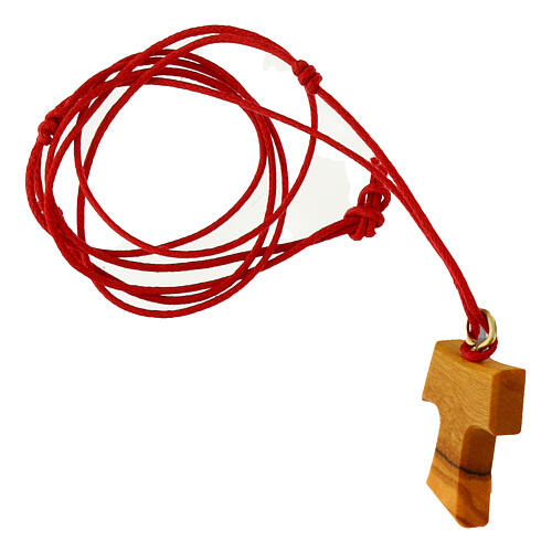 Pendentif croix Tau olivier Carlo Acutis fil rouge 2