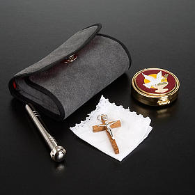 Messkoffer: Täschchen mit Reliquiar und Kreuzchen Messkoffer: Täschchen mit Reliquiar und Kreuzchen