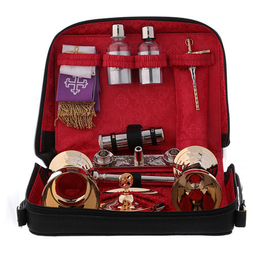 Valise-chapelle en cuir doublure rouge kit pour célébrations 1