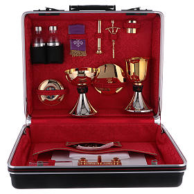 Malas de Celebração: Mala com objetos litúrgicos em plástico e metal com interior cetim vermelho