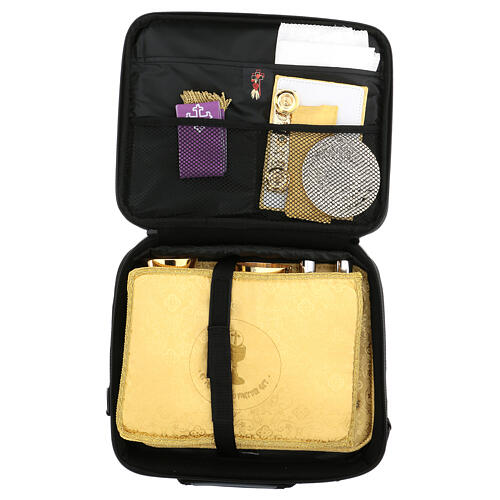 Kleine Verseh- und Computertasche, Inneneinteilung mit gelben Satin bezogen 10