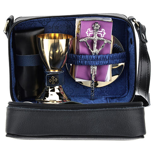 Bolsa tiracolo couro preto e tecido jacquard azul com objetos para celebração litúrgica 1