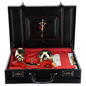 Messkoffer aus schwarzem Kunstleder, Inneneinteilung mit rotem Satin bezogen