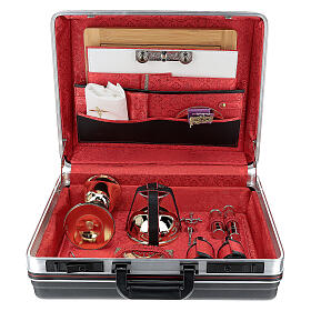 Malas de Celebração: Mala para celebração eucarística de ABS preto com interior vermelho e objetos litúrgicos, 45x35x15 cm