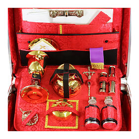 Mala para celebração eucarística de ABS preto com interior vermelho e objetos litúrgicos, 45x35x15 cm