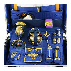 Mala para celebração eucarística material ABS e moiré azul com objetos litúrgicos, medidas: 46x38x17 cm