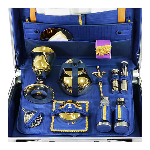 Mala para celebração eucarística material ABS e moiré azul com objetos litúrgicos, medidas: 46x38x17 cm 2