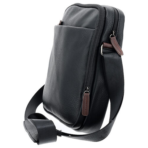 Shoulder bag of imitation leather with travel mass kit 11