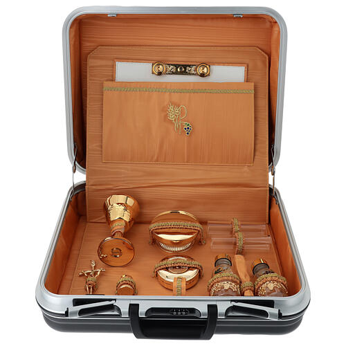 Valise chapelle intérieur orange avec broderie Chi-Rho 1