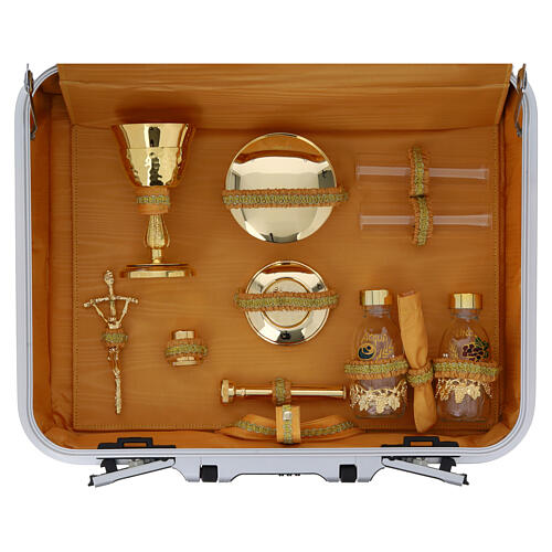 Valise chapelle intérieur orange avec broderie Chi-Rho 2
