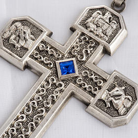Cruz pectoral de cobre plateado cincelada con piedra azul