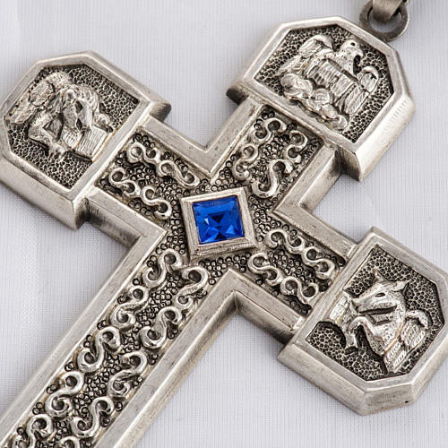 Cruz pectoral de cobre plateado cincelada con piedra azul 2