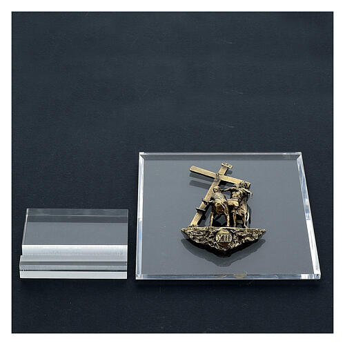 Vía Crucis 14 estaciones bronce y plexiglás h 15 cm Vía Dolorosa 16